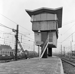 155178 Gezicht op het nieuwe seinhuis post A op het tweede perron van het N.S.-station Utrecht C.S. te Utrecht.